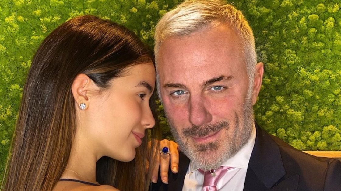 Gianluca Vacchi Si Fa Tatuare Dalla Compagna Il Video E Il Risultato