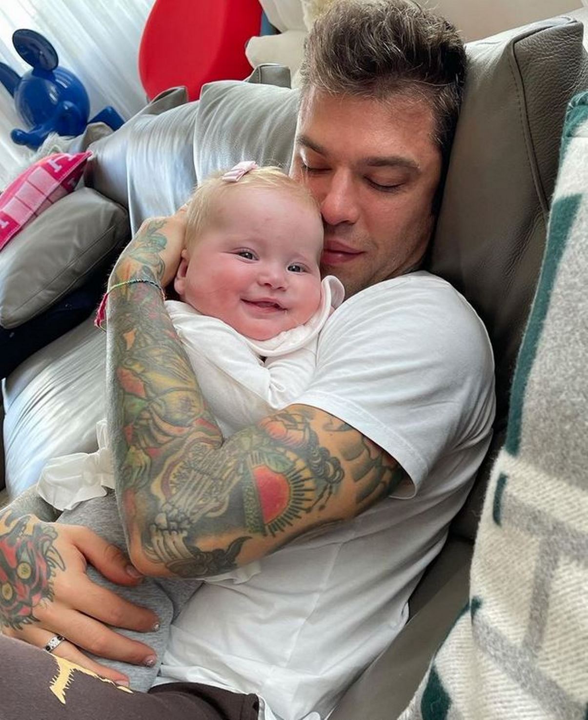 Fedez Il Regalo Alla Figlia Vittoria Le Dedica Una Canzone