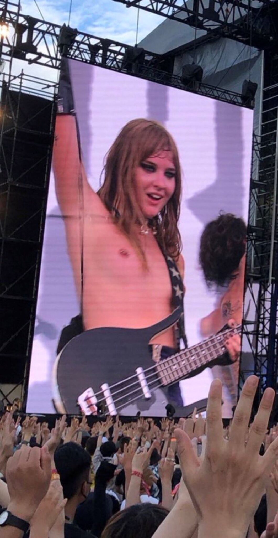 Victoria De Angelis Dei Maneskin Topless Al Concerto Foto