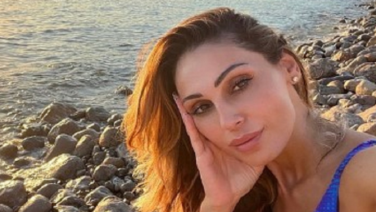 Anna Tatangelo In Bikini Rosso Infiamma La Spiaggia