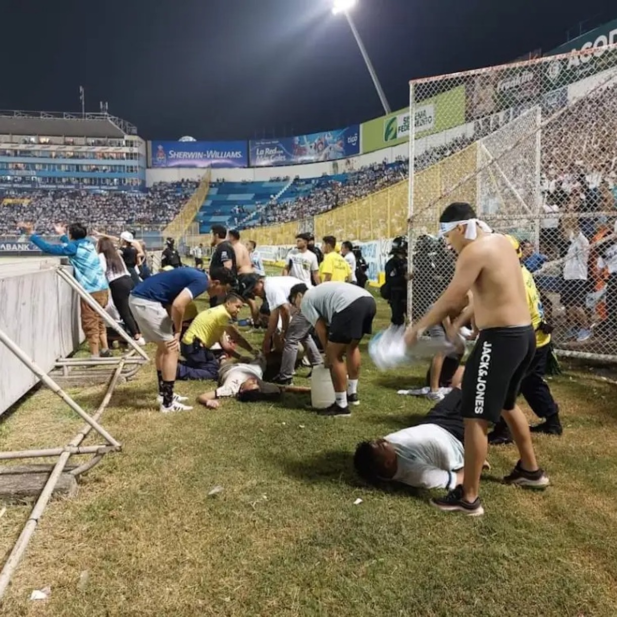 Tifosi Morti Allo Stadio Per La Calca Schiacciati Dalla Ressa