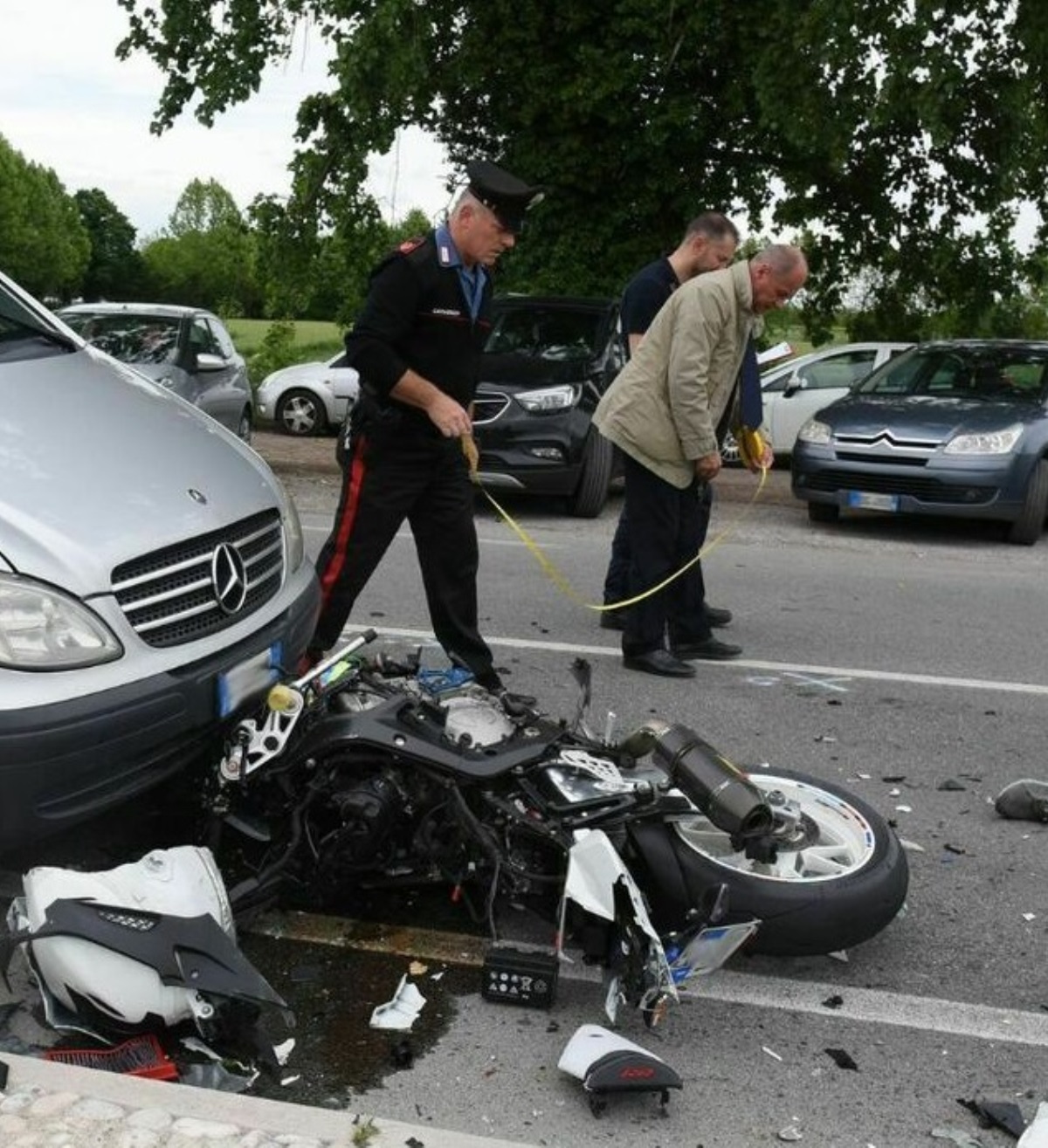 Una Questione Di Attimi Impatto Devastante La Moto Si Spezza In Due