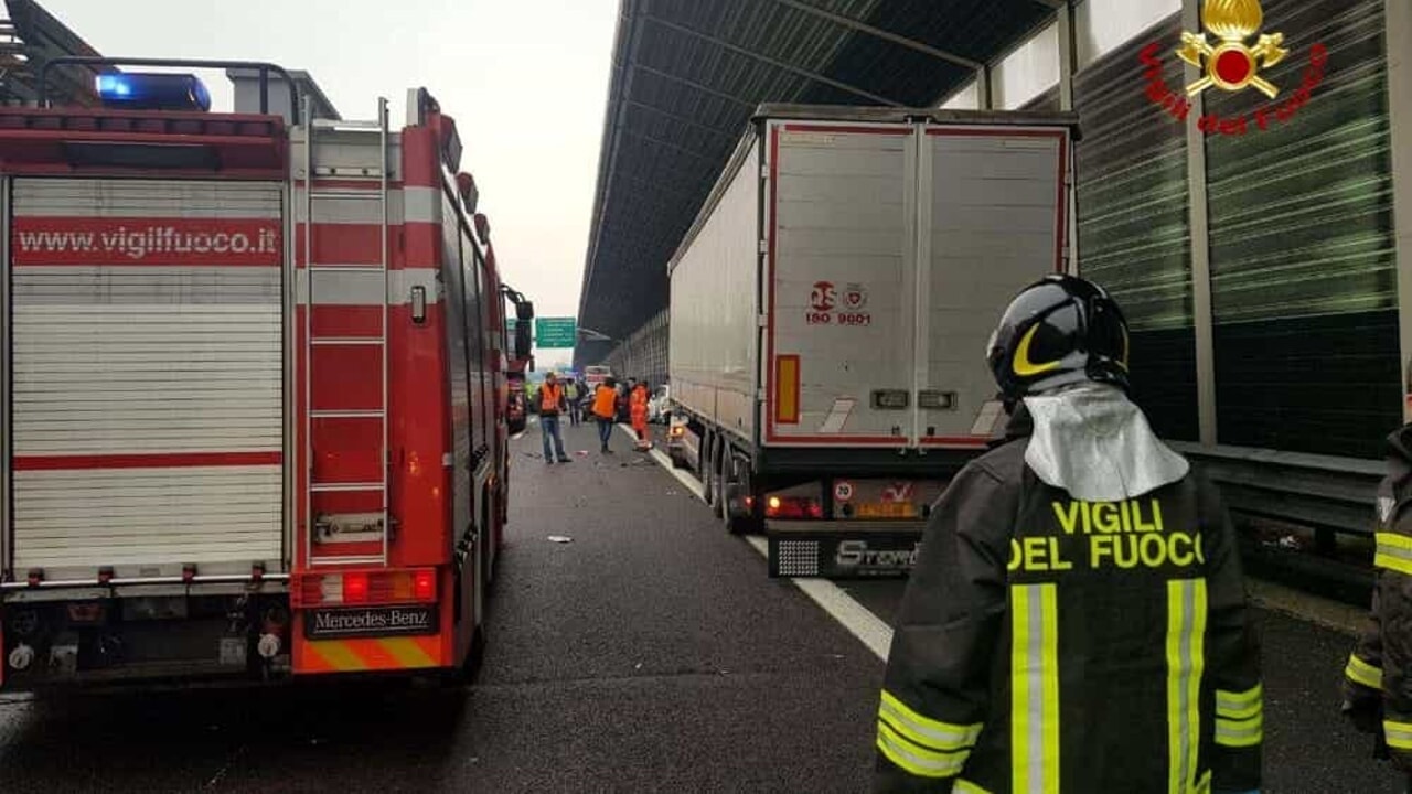 Tragico Incidente In Galleria, Scende Dall'auto In Panne E Viene ...