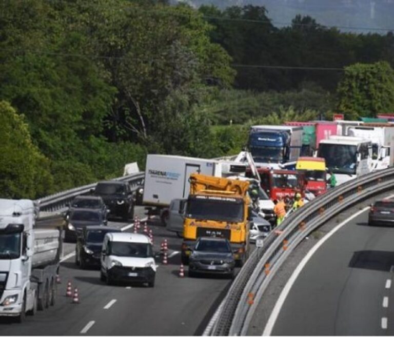 Sarzana Incidente Sulla A Morto Un Uomo Di Anni