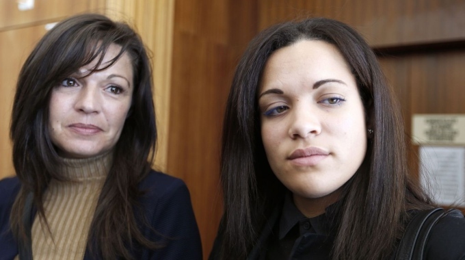 Sophie Serrano, a sinistra, con la figlia non naturale Manon all’uscita del tribunale di Grasse