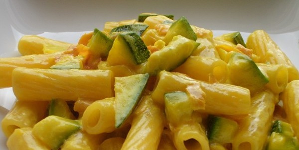 Pasta zucchine, ricotta e zafferano. E la cena è pronta in ...