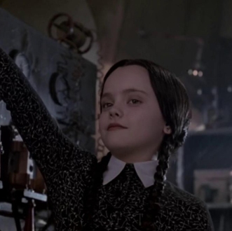 Vi siete mai chiesti come sarebbe oggi Mercoledì della Famiglia Addams?  Ecco la risposta: la versione adulta della bambina che tagliava la testa  alle bambole è questa (non ci sono parole) 