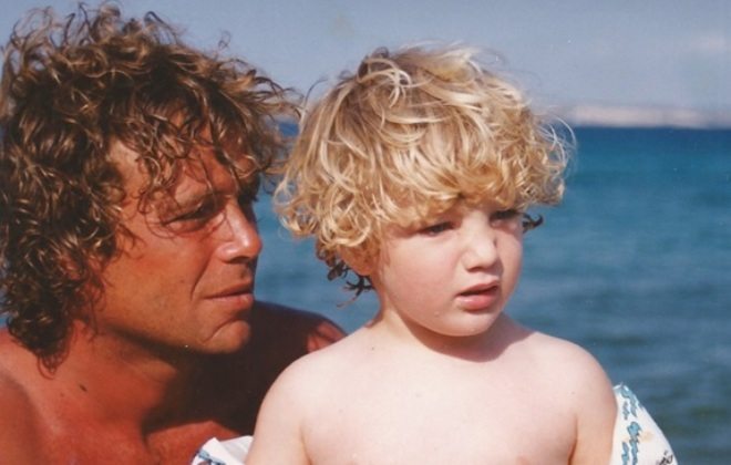 in questa foto paolo era un bimbo stupendo con riccioli d oro e occhioni blu come il cielo ma oggi il figlio di eleonora giorgi e massimo ciavarro e diventato un uomo ma