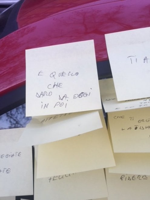 Roma Decine Di Post It Sulla Portiera Dell Auto Per Amore Caffeina Magazine