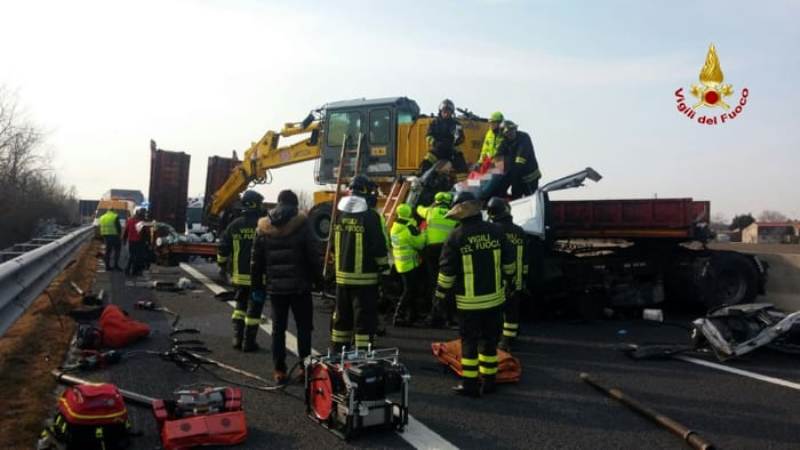 "Sono Sotto Le Lamiere!". Incidente Choc: Vigili Del Fuoco In Azione ...