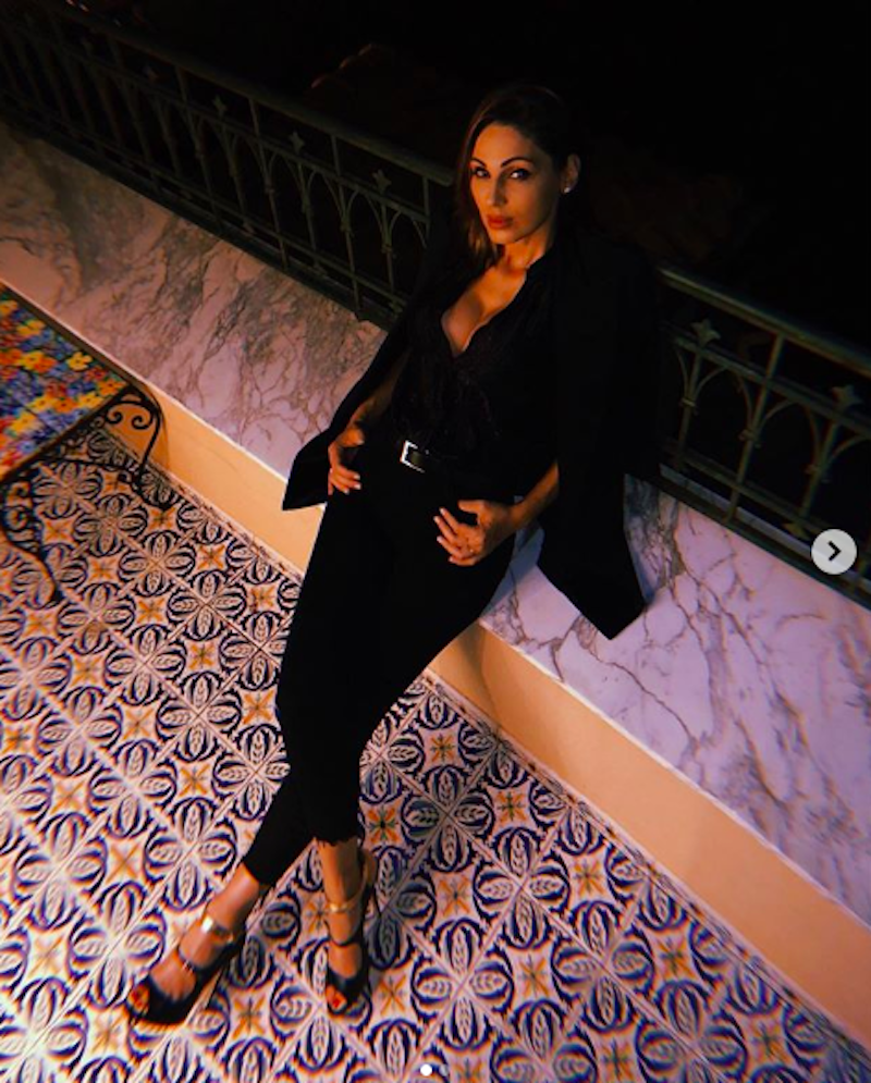 Anna Tatangelo In Piscina: Scollatura Bollente Nella Foto Su Instagram ...