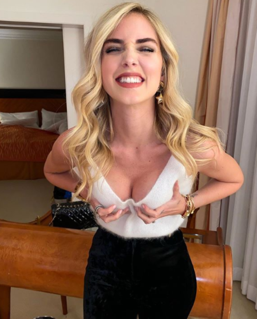 Chiara Ferragni super hot: push up e maglioncino aperto. Fan stesi