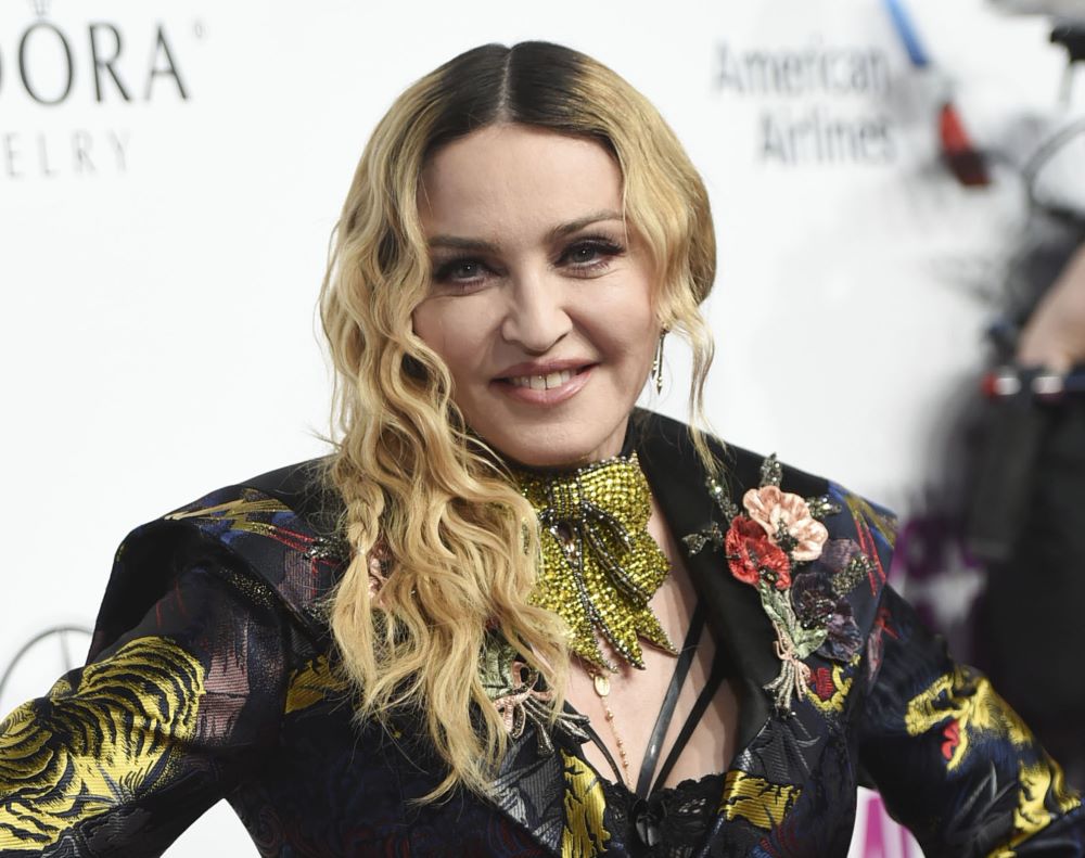 Madonna completamente nuda e irriconoscibile. Quarantena hot ma tutti  notano quel dettaglio