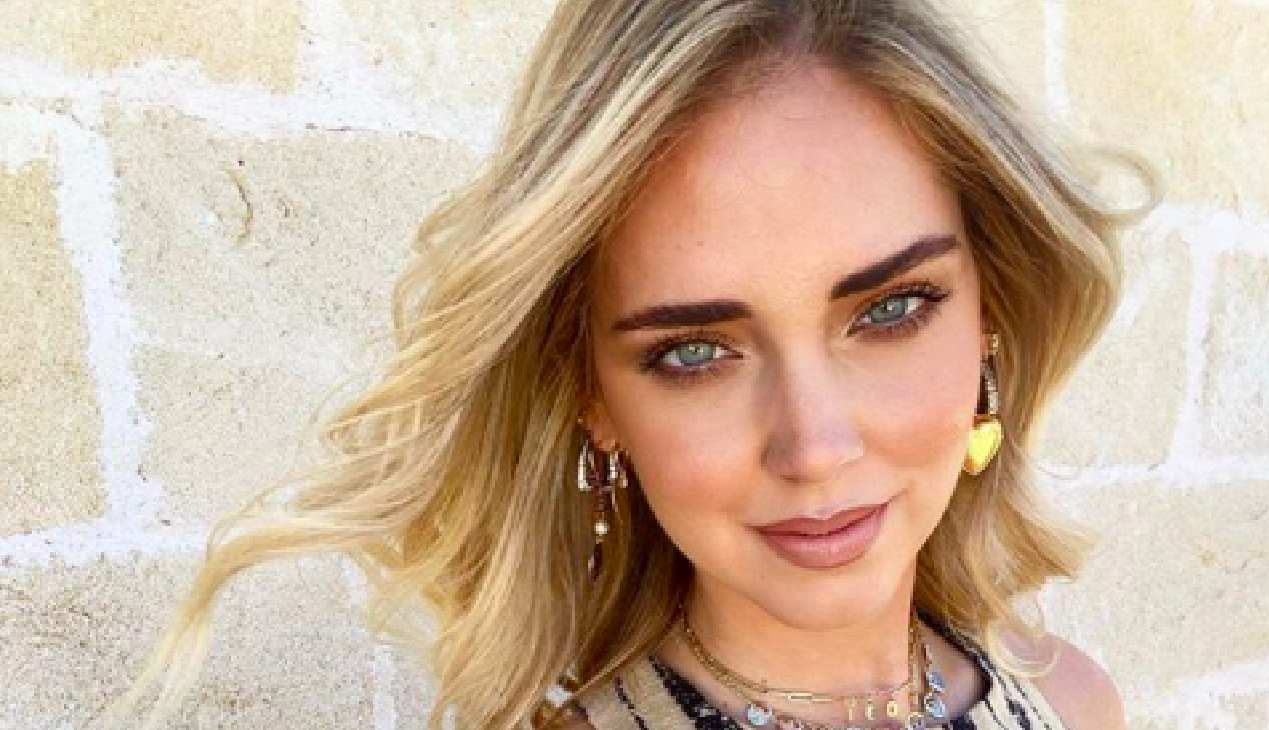 Salento infuocato per Chiara Ferragni. Il bagno nuda, con tanto di foto per gli amici a casa. "Ma sei una mamma..."