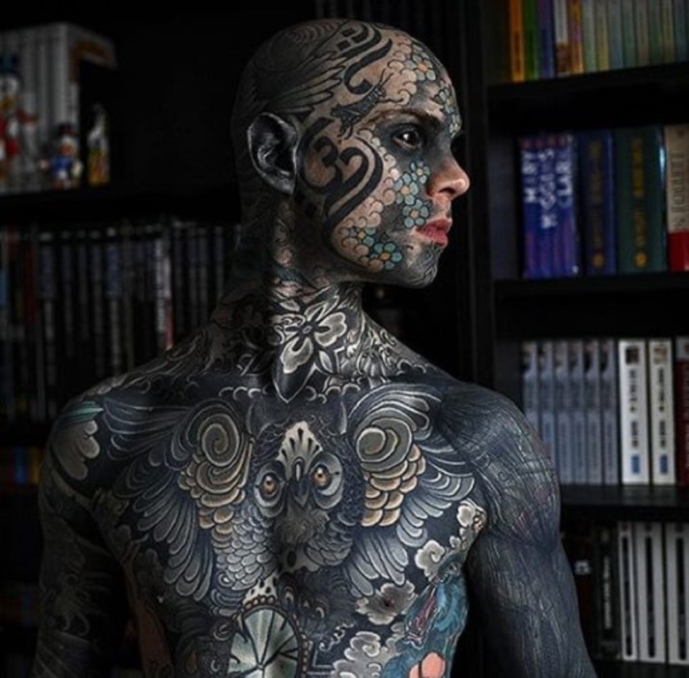 Freaky Hoody Discriminato Perché è Luomo Più Tatuato Del Mondo