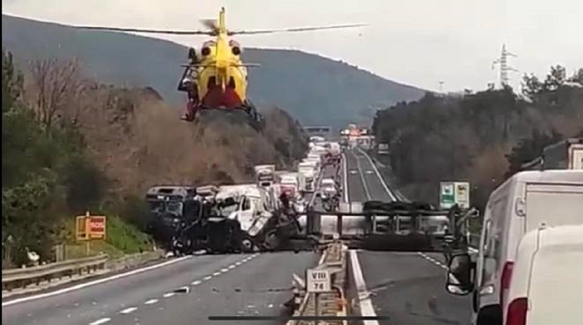 Liguria, Schianto Tra Due Camion Sull'autostrada A10