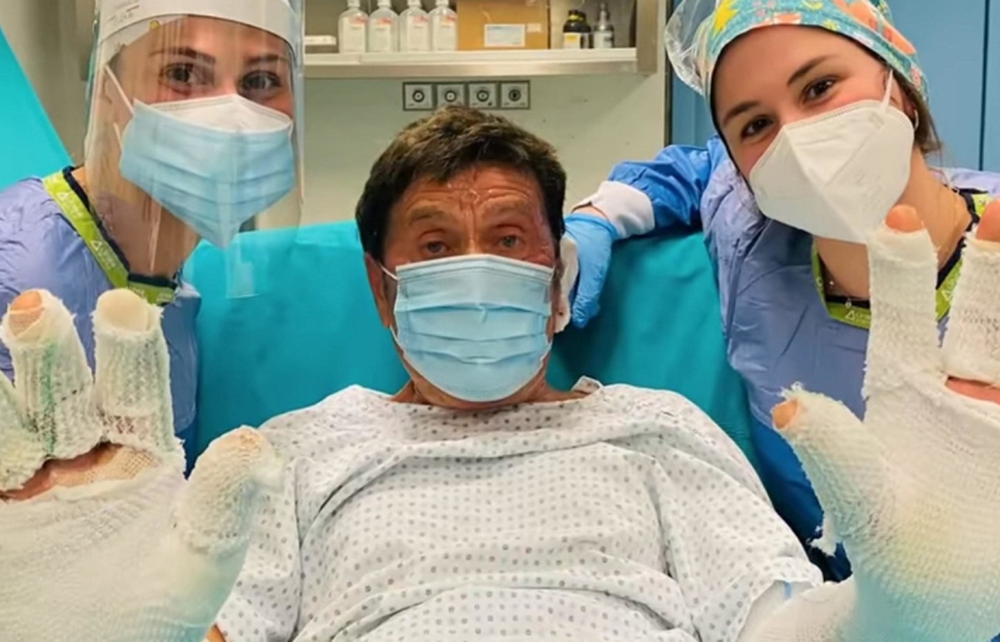 gianni morandi incidente mano fasciata suona chitarra