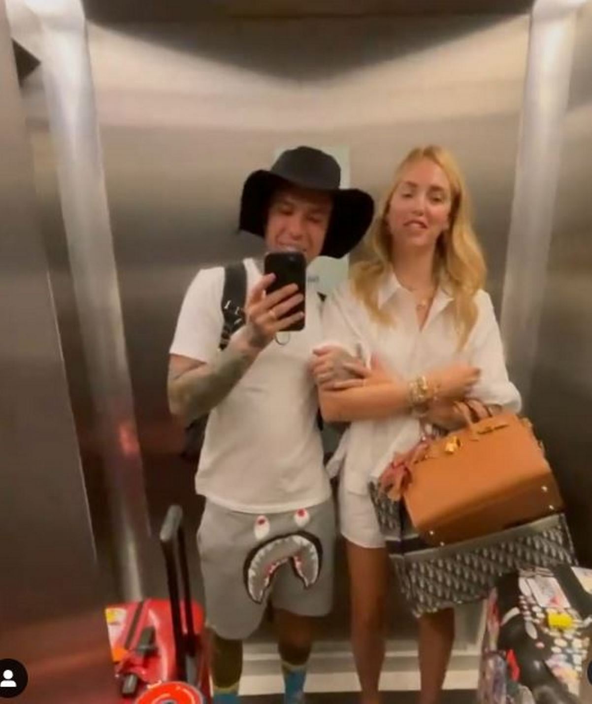 fedez chiara ferragni critiche look 