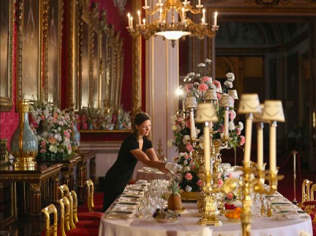 Buckingham Palace, la Regina Elisabetta ha bannato l'aspirapolvere