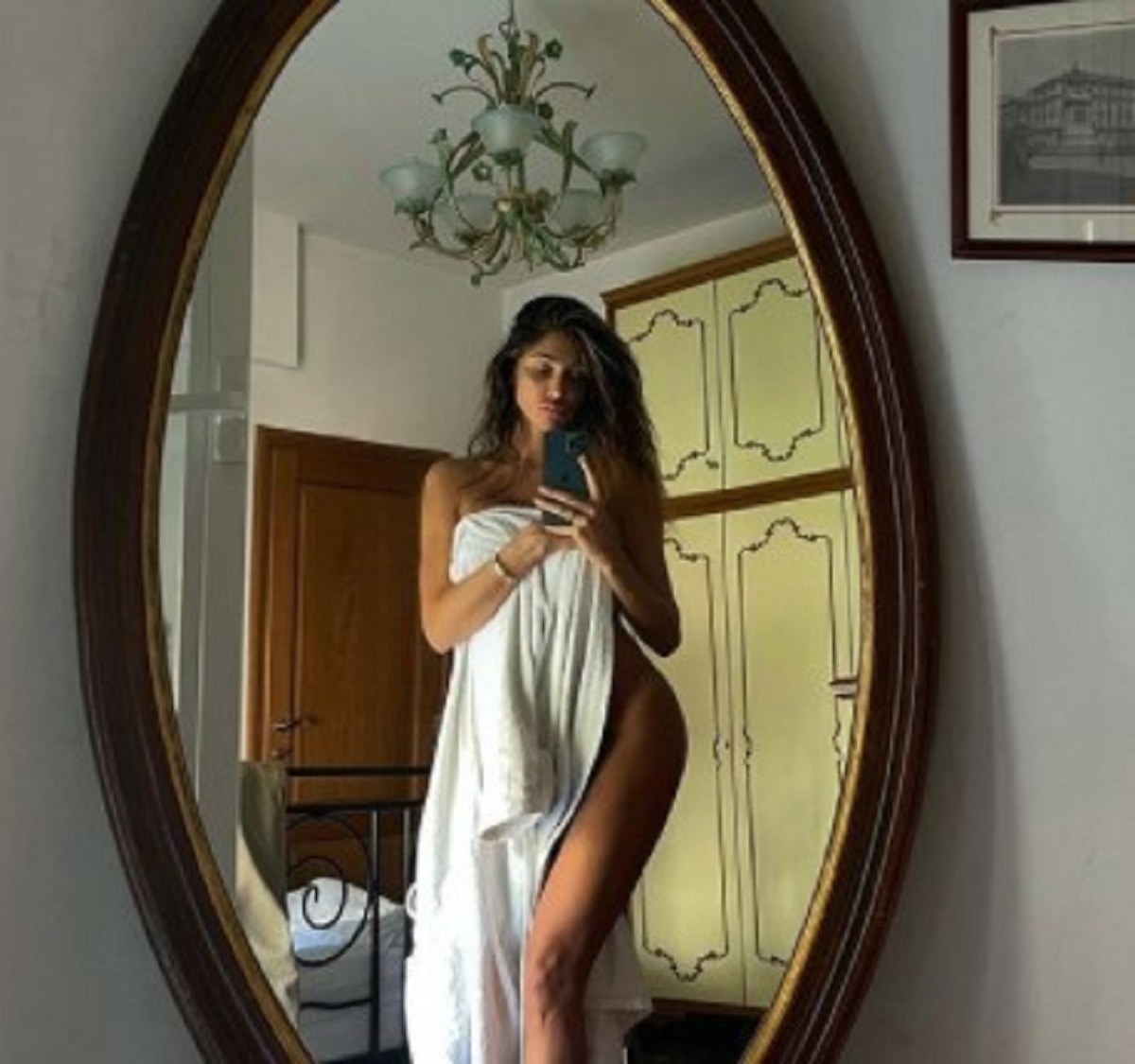 Belen Rodriguez, bufera dopo le foto nuda allo specchio