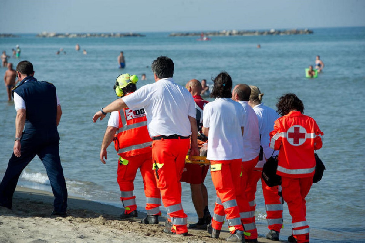 bibione morto spiaggia 