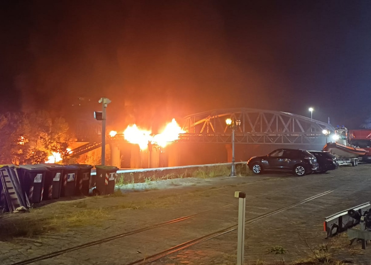 Roma Ponte di Ferro incendio intervento cause ipotesi