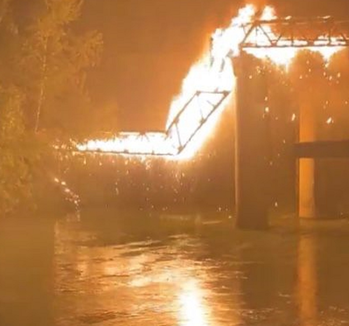 Roma Ponte di Ferro incendio intervento cause ipotesi