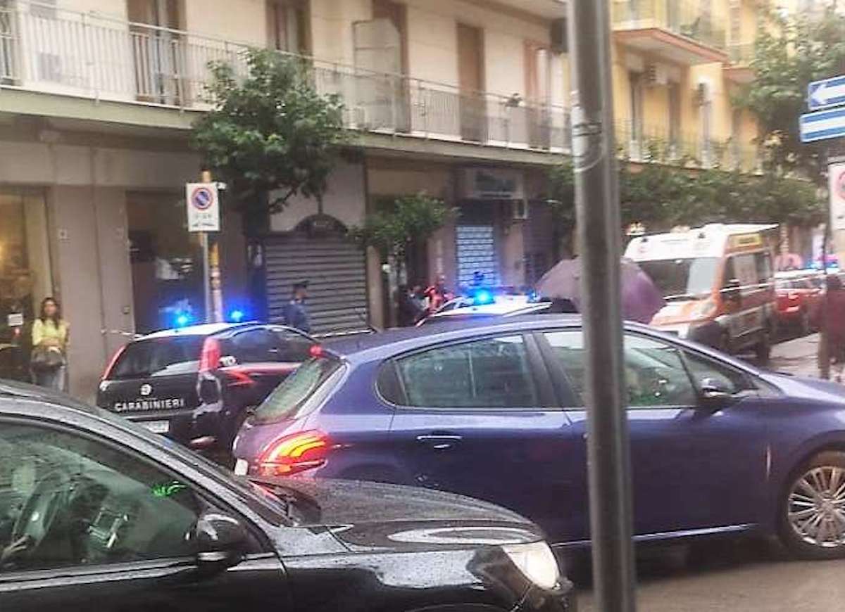 Donna litiga morta lancia balcone salerno ucciso marito