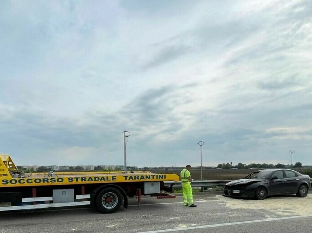 Incendio Brindisi Auto Assenza Conducente