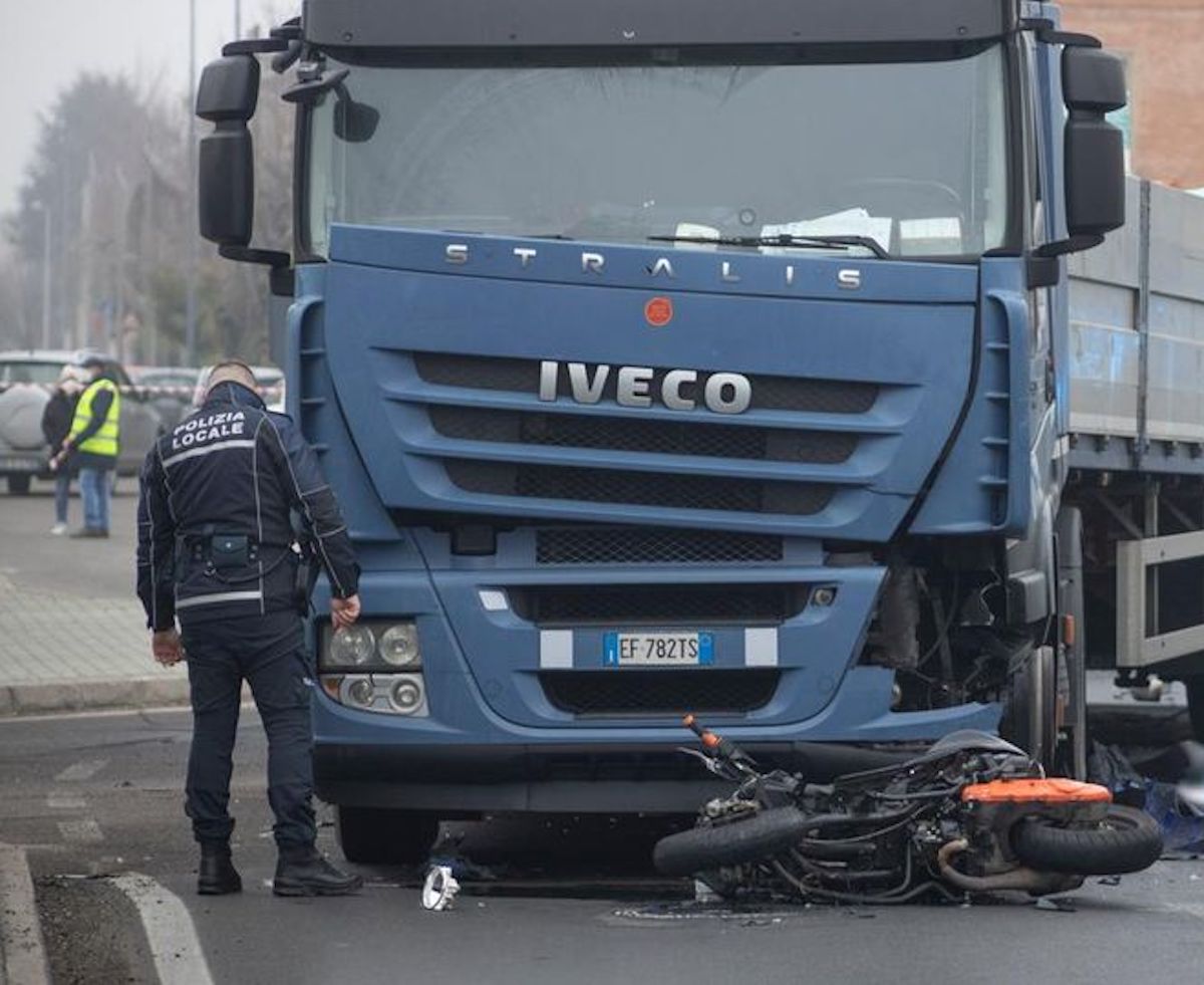 Sassuolo motorino tir Giuliano Napoli morto