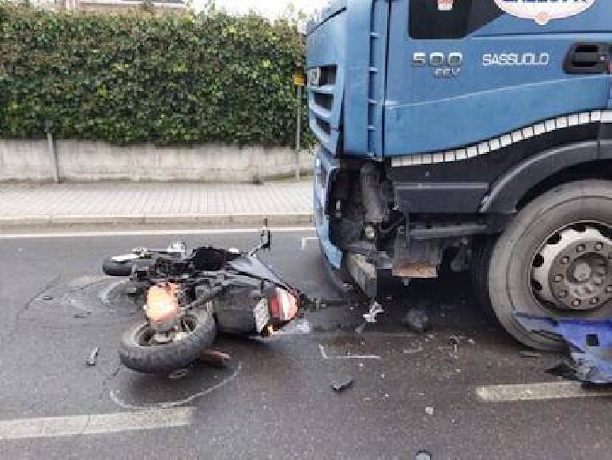 Sassuolo motorino tir Giuliano Napoli morto