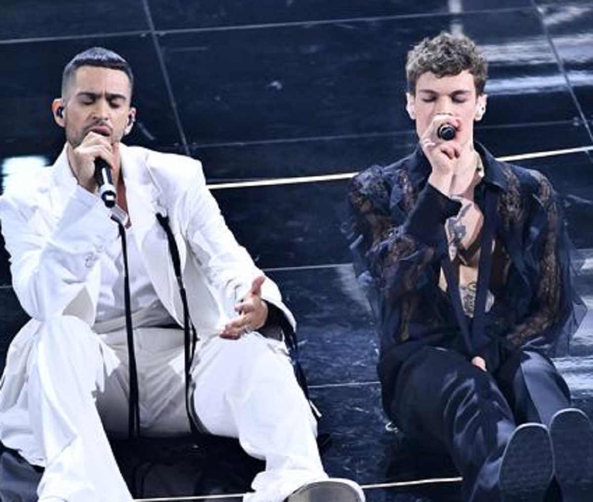 Sanremo 2022 gesto Blanco sdraiato palco 