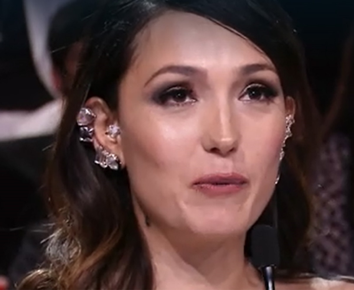 Cantante mascherato Caterina Balivo lacrime esibizione