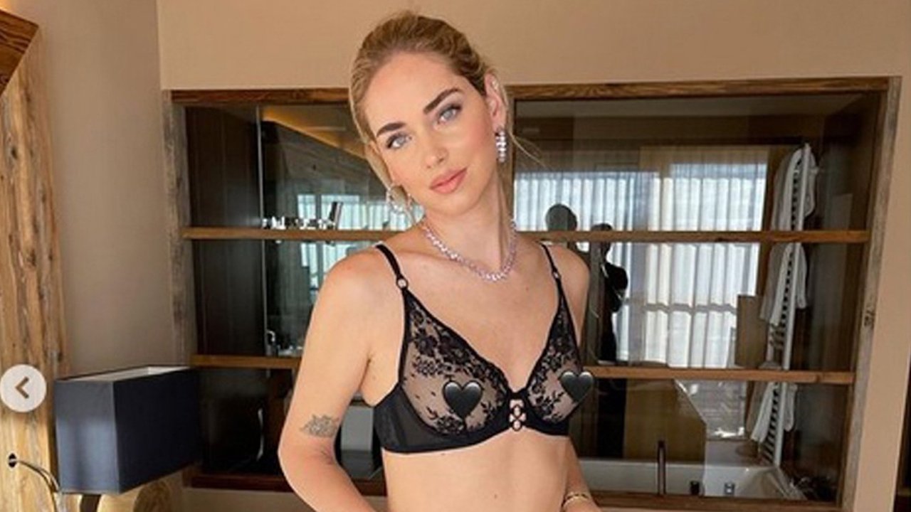 Chiara Ferragni foto intimo specchio fedez