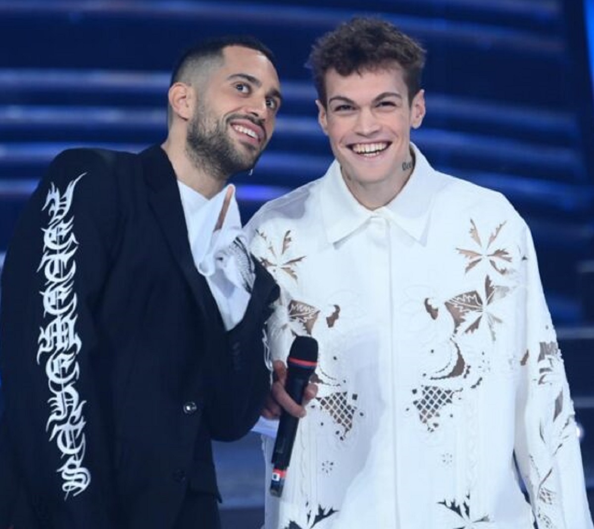 sanremo 2022 blanco perché sdraiato palco mahmood