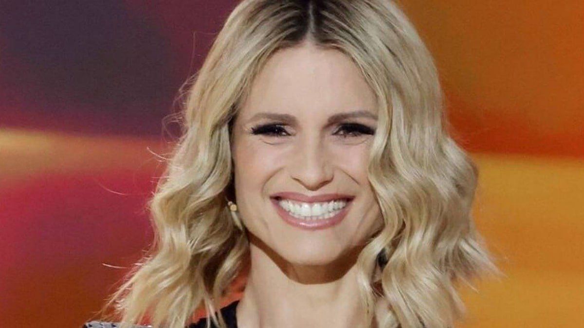 Michelle Hunziker Mostra Lato B Sui Social: "Uguale A 27 Anni Fa"