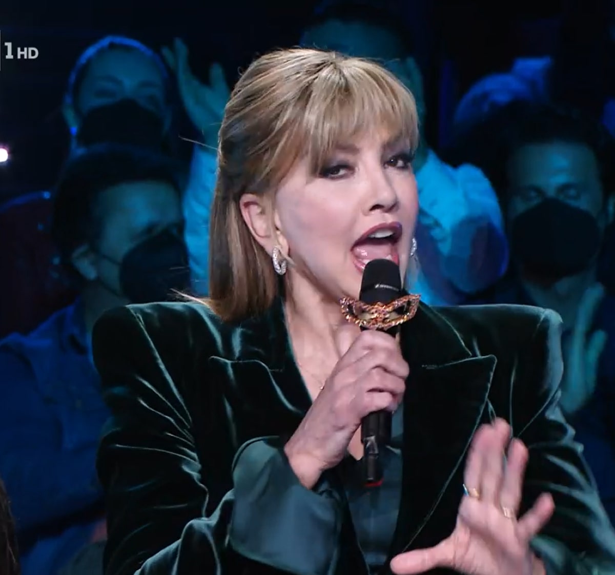 Milly Carlucci Critiche Pubblico Il Cantante Mascherato