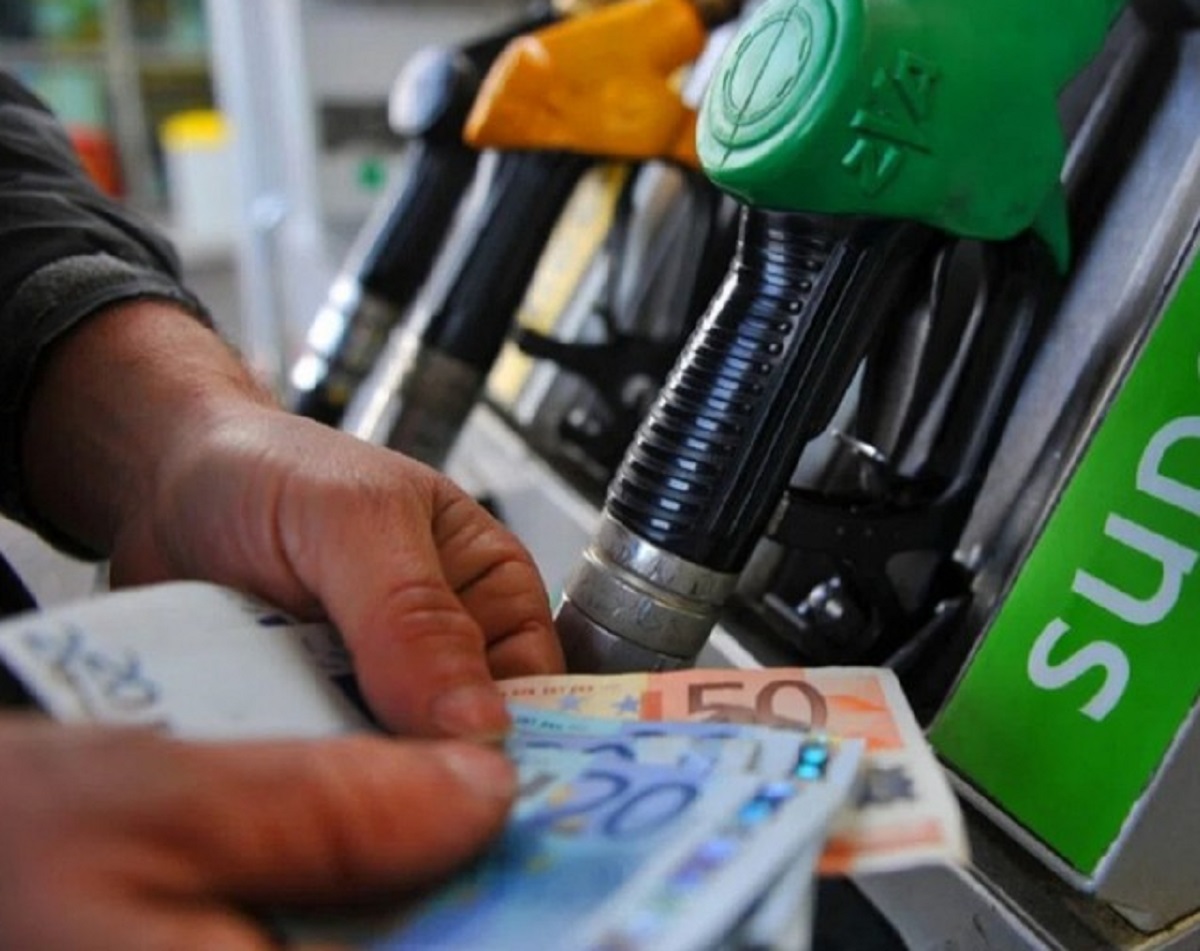Caro benzina Italia decreto taglia prezzi accisa mobile