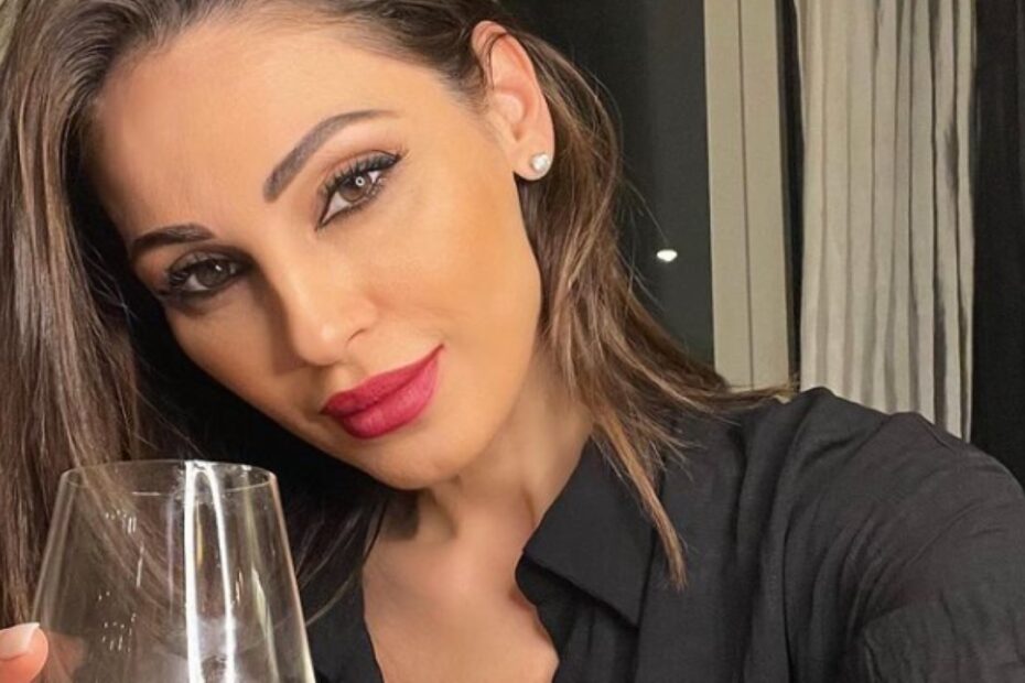 Anna Tatangelo critiche per il bikini