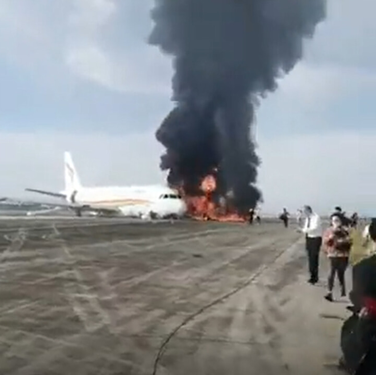 Aereo in fiamme cina video