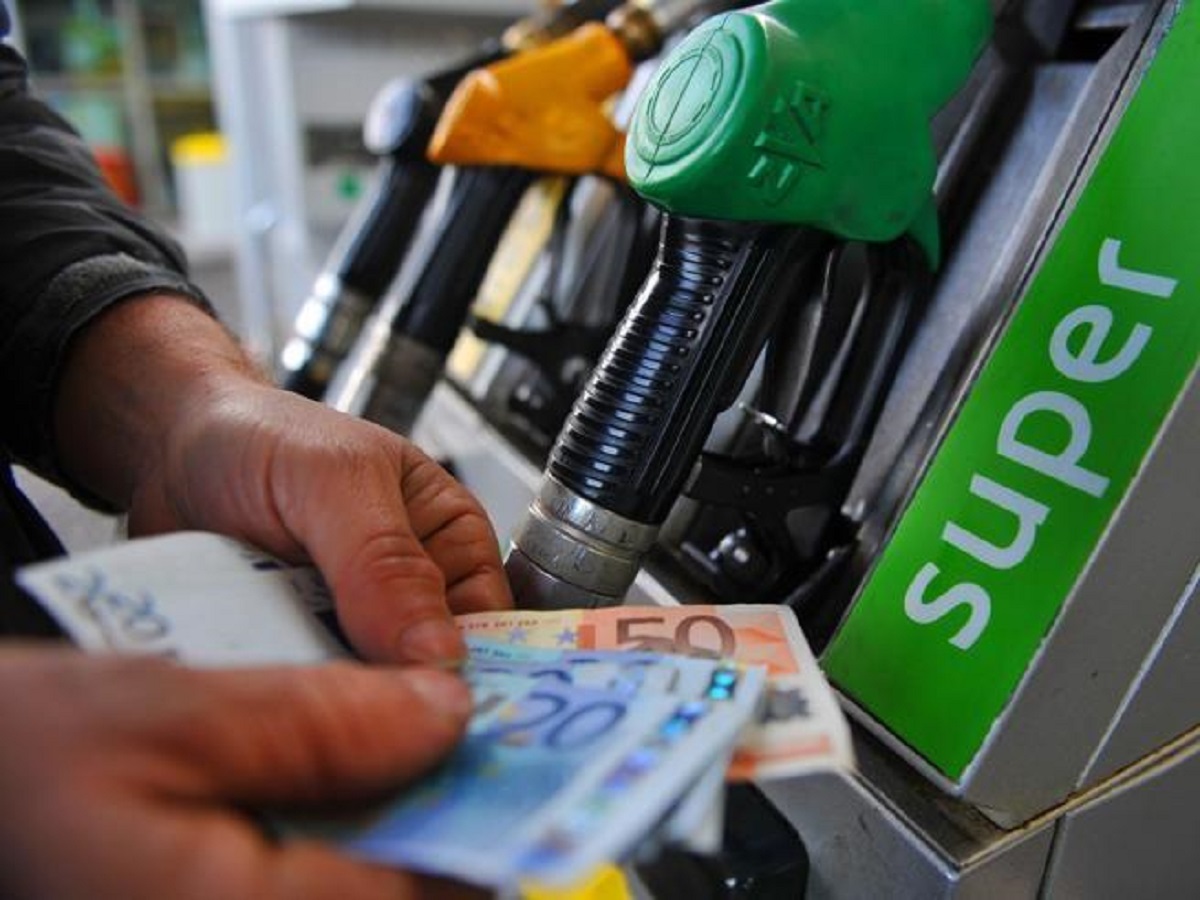 Benzina brutta scoperta aumento prezzo 2 euro