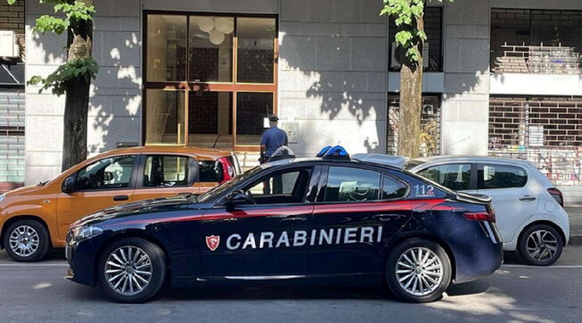 Sesto San Giovanni dramma famiglia omicidio padre ucciso figlio 19 anni