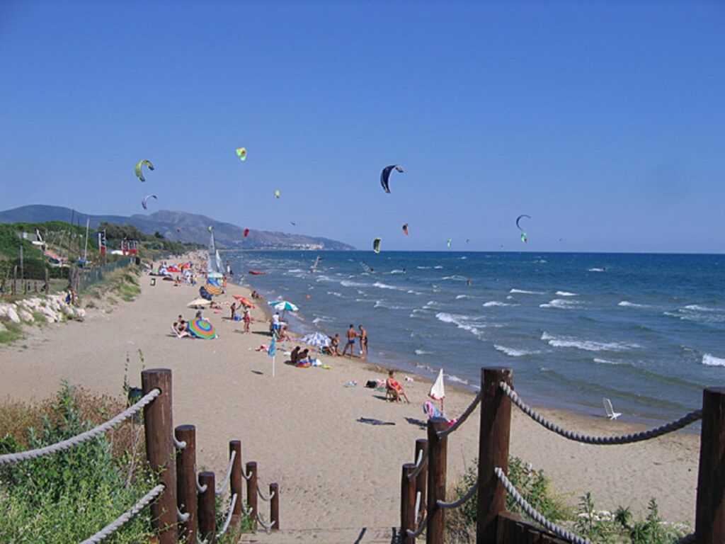 Fondi malore in spiaggia 