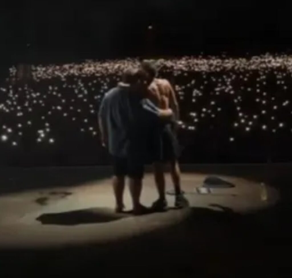 Momento toccante durante il concerto di Blanco a Roma