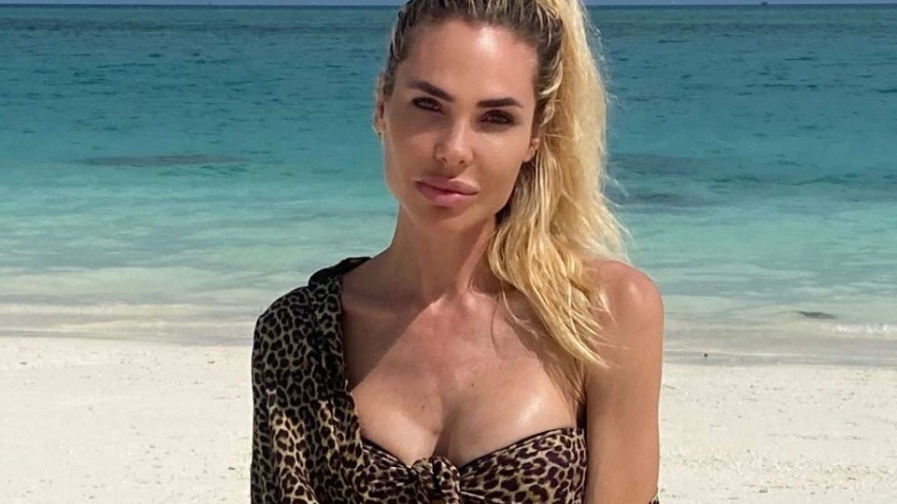 Ilary Blasi Topless Pazzesco Per Salutare L Estate La Foto