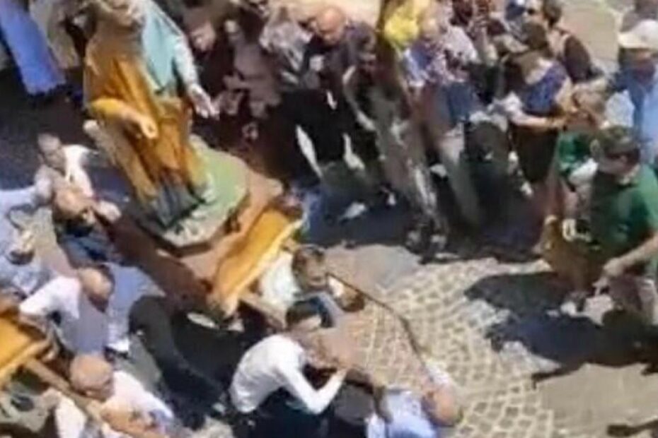 Cade la statua della processione