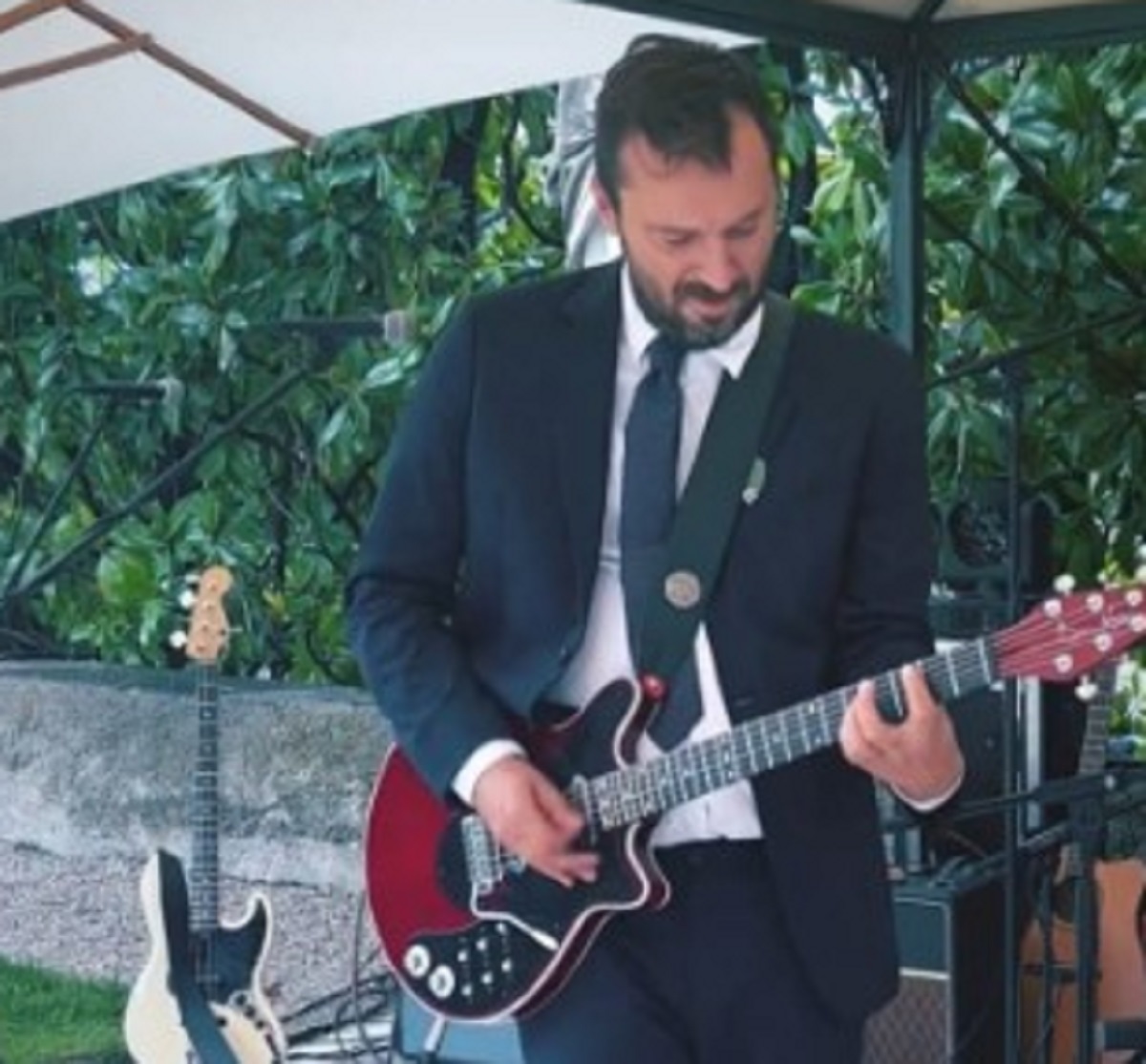 Cesare Cremonini suona al matrimonio di Ballo