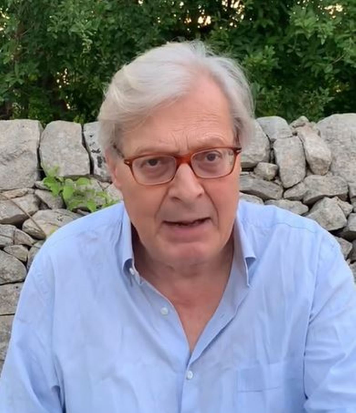 vittorio sgarbi multato svizzera 500 euro uso lampeggiante