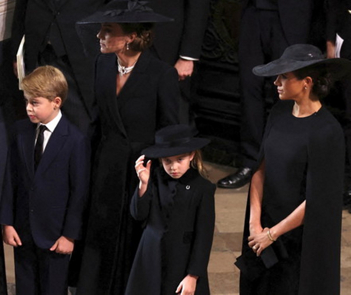 Meghan Markle con gli orecchini della Regina ai funerali