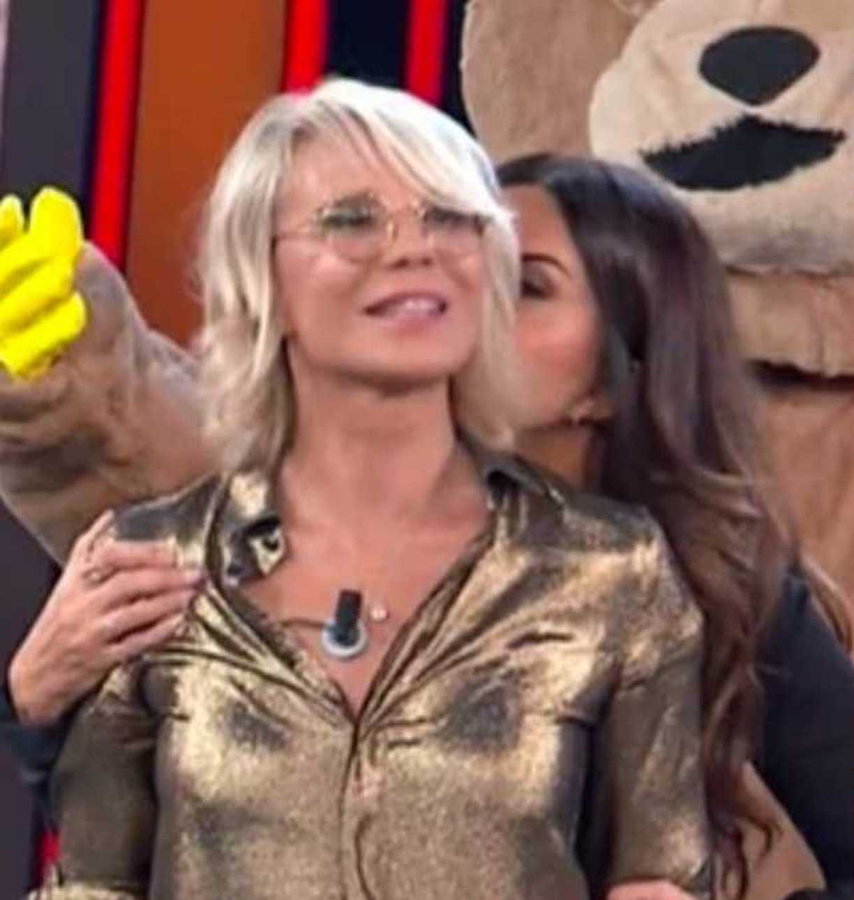 Il bacio tra Maria De Filippi e Sabrina Ferilli a Tu sì que vales